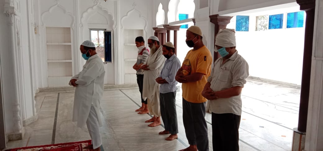 हसनपुर दरगाग वाली मस्जिद में नमाज पढ़ते हुए। हसनपुर दरगाग वाली मस्जिद में नमाज पढ़ते हुए।