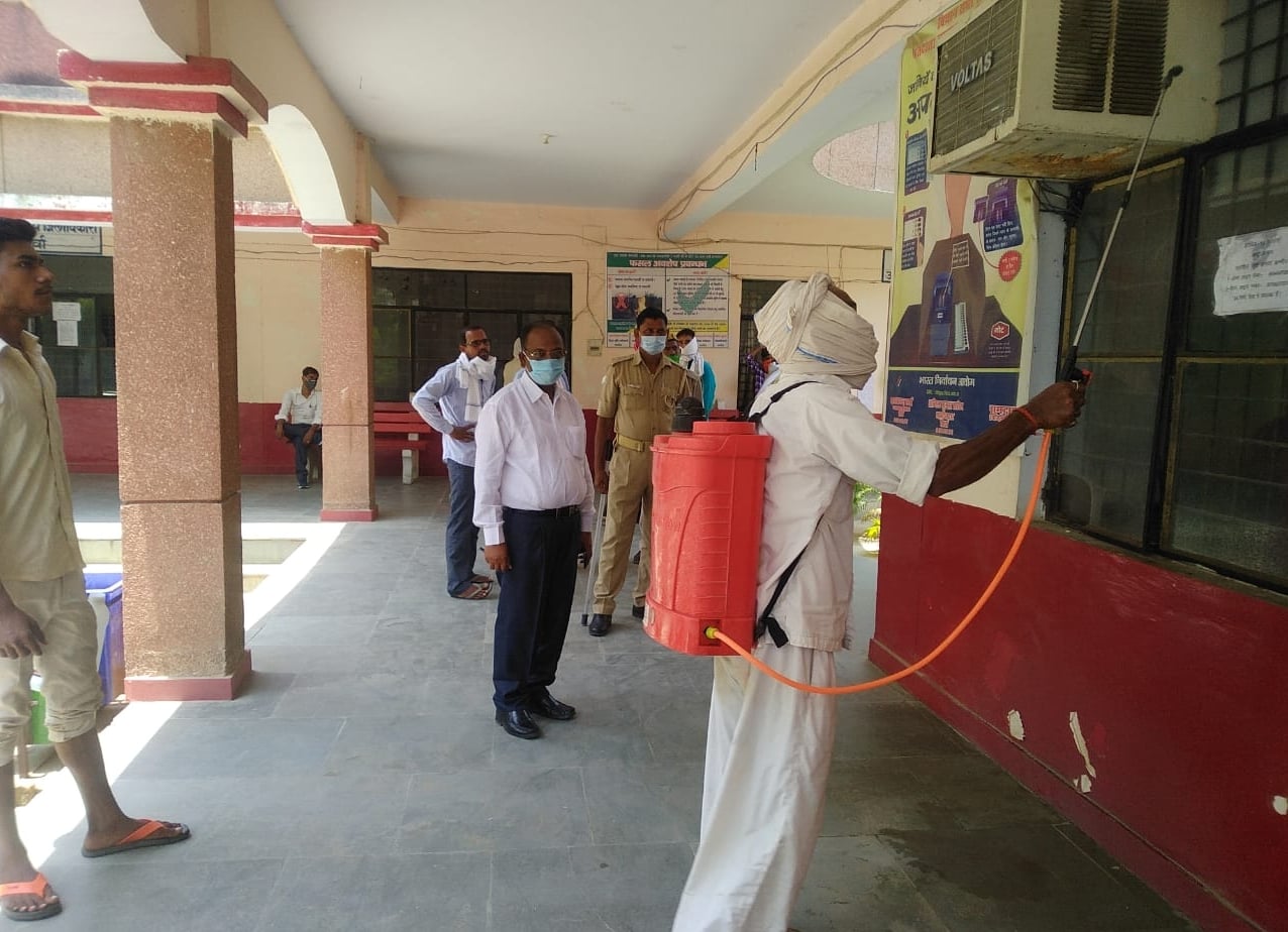 तहसील परिसर को सैनिटाइज कराते एसडीएम तहसील परिसर को सैनिटाइज कराते एसडीएम