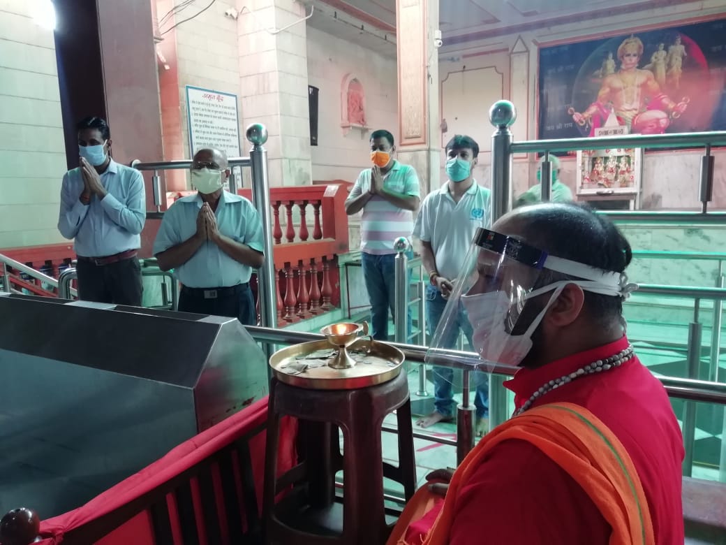 शामली के हनुमान धाम में कुछ इस तरह की गई पूजा अर्चना। शामली के हनुमान धाम में कुछ इस तरह की गई पूजा अर्चना।