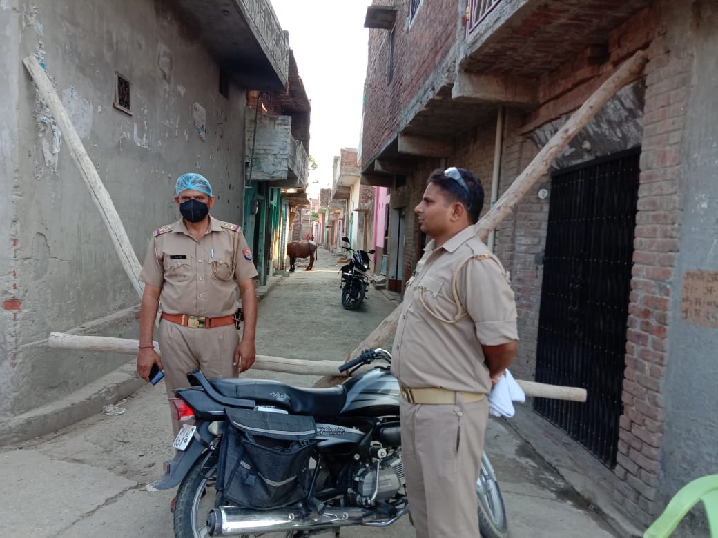 धामपुर के गांव सरकड़ा चकराजमल में गांव को सील करने के बाद तैनात पुलिस। धामपुर के गांव सरकड़ा चकराजमल में गांव को सील करने के बाद तैनात पुलिस।