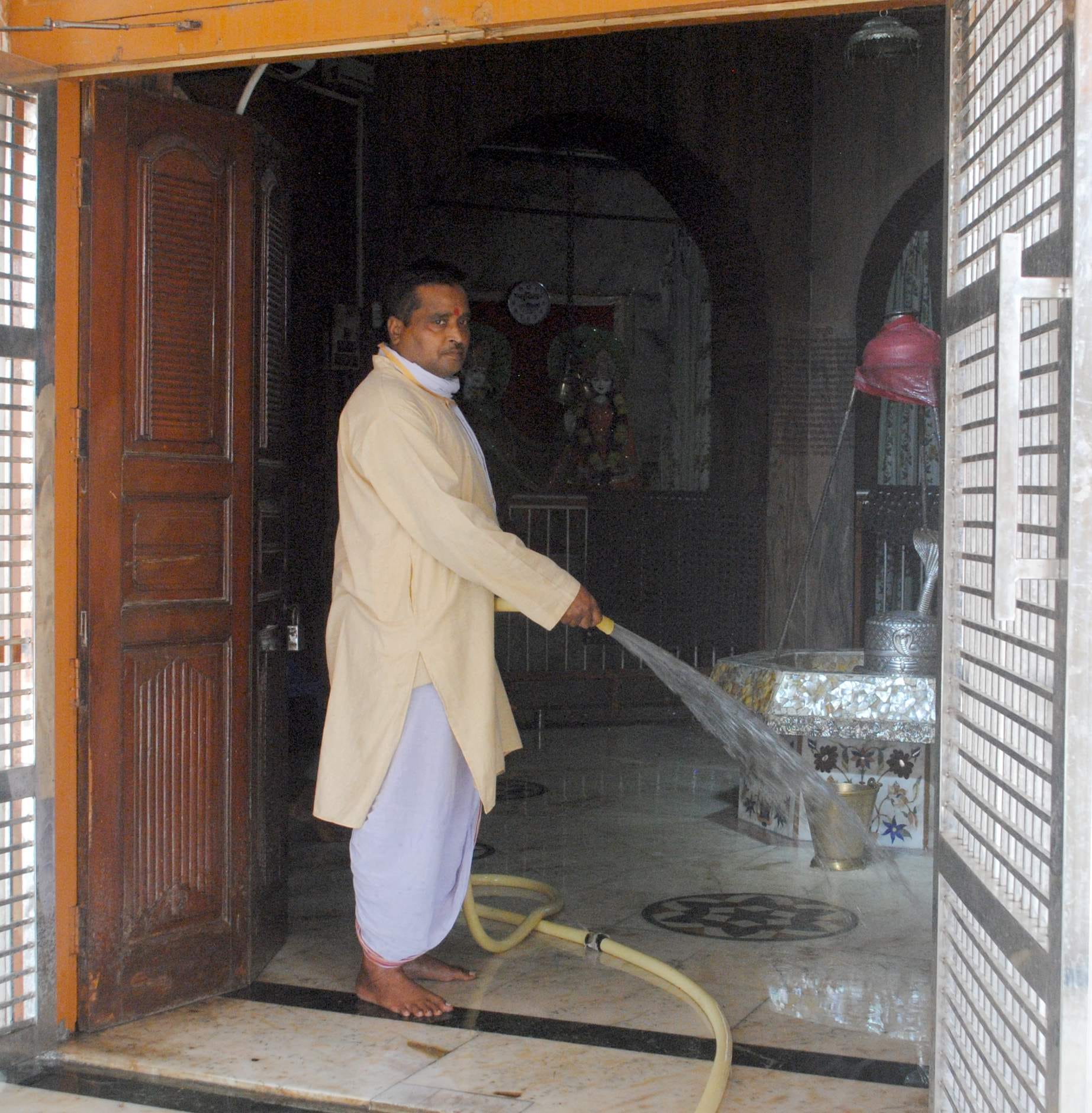 मंदिर खुलने के पहले दिन वासुदवे तीर्थ मंदिर की साफ-सफाई करते पुजारी। मंदिर खुलने के पहले दिन वासुदवे तीर्थ मंदिर की साफ-सफाई करते पुजारी।