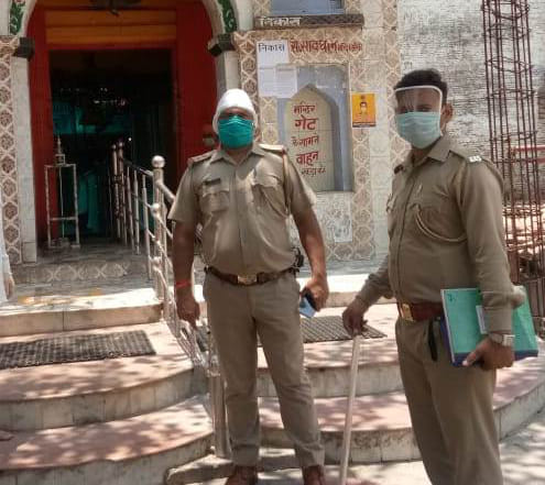 शहर के माता फूलमती मंदिर गेट पर मुस्तैद पुलिस शहर के माता फूलमती मंदिर गेट पर मुस्तैद पुलिस