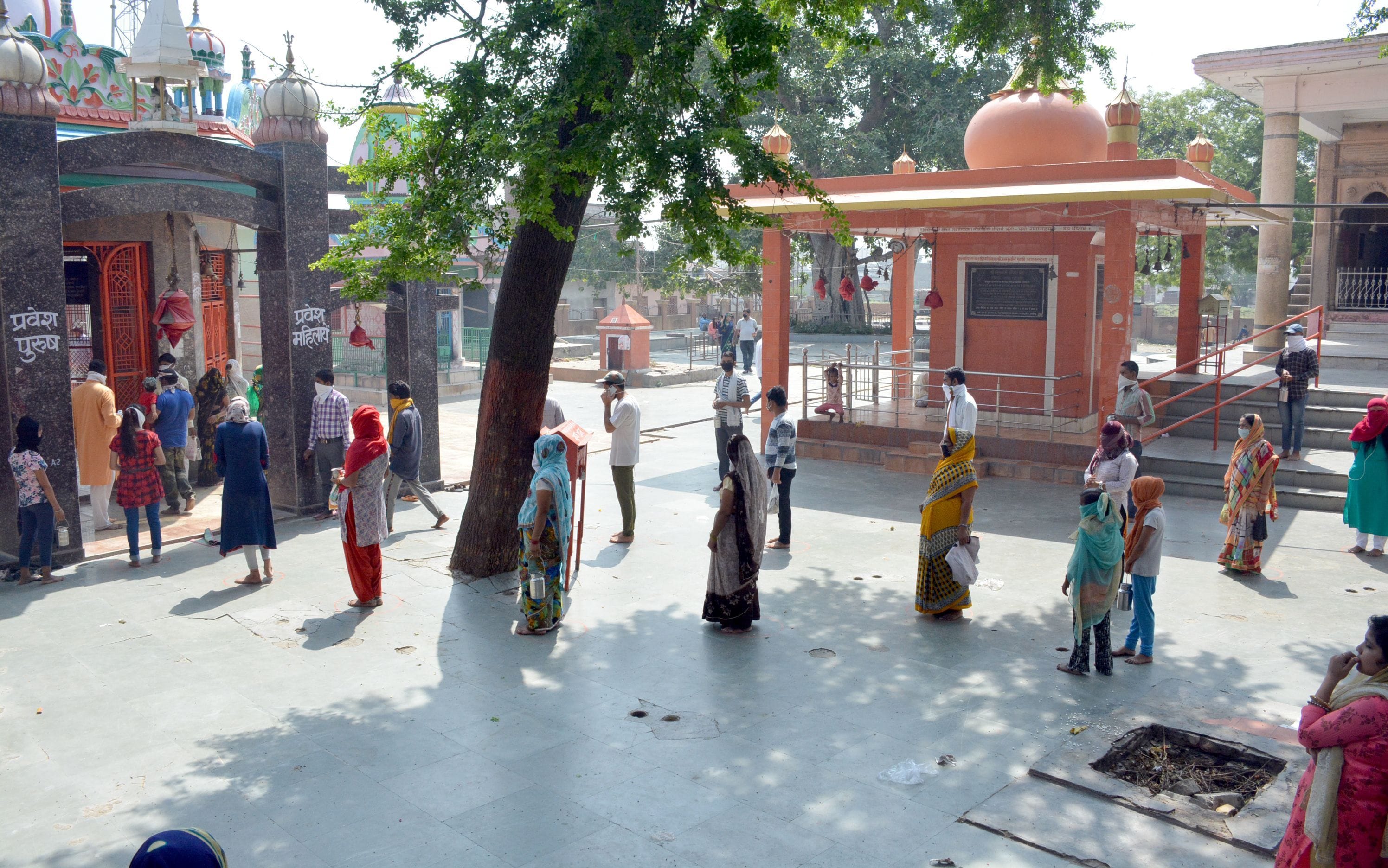 खेरेश्वर मंदिर में जलाभिषेक के लिए सोशल डिस्टेंसिंग का पालन करते हुए लाइन में लगे श्रद्धालु। खेरेश्वर मंदिर में जलाभिषेक के लिए सोशल डिस्टेंसिंग का पालन करते हुए लाइन में लगे श्रद्धालु।