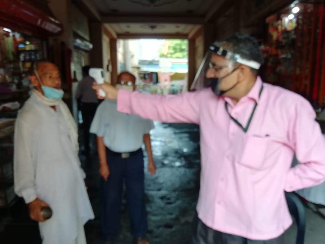 शामली के हनुमान धाम में श्रद्धालुओं के आने पर थर्मल स्क्रीनिंग करते कर्मचारी। शामली के हनुमान धाम में श्रद्धालुओं के आने पर थर्मल स्क्रीनिंग करते कर्मचारी।