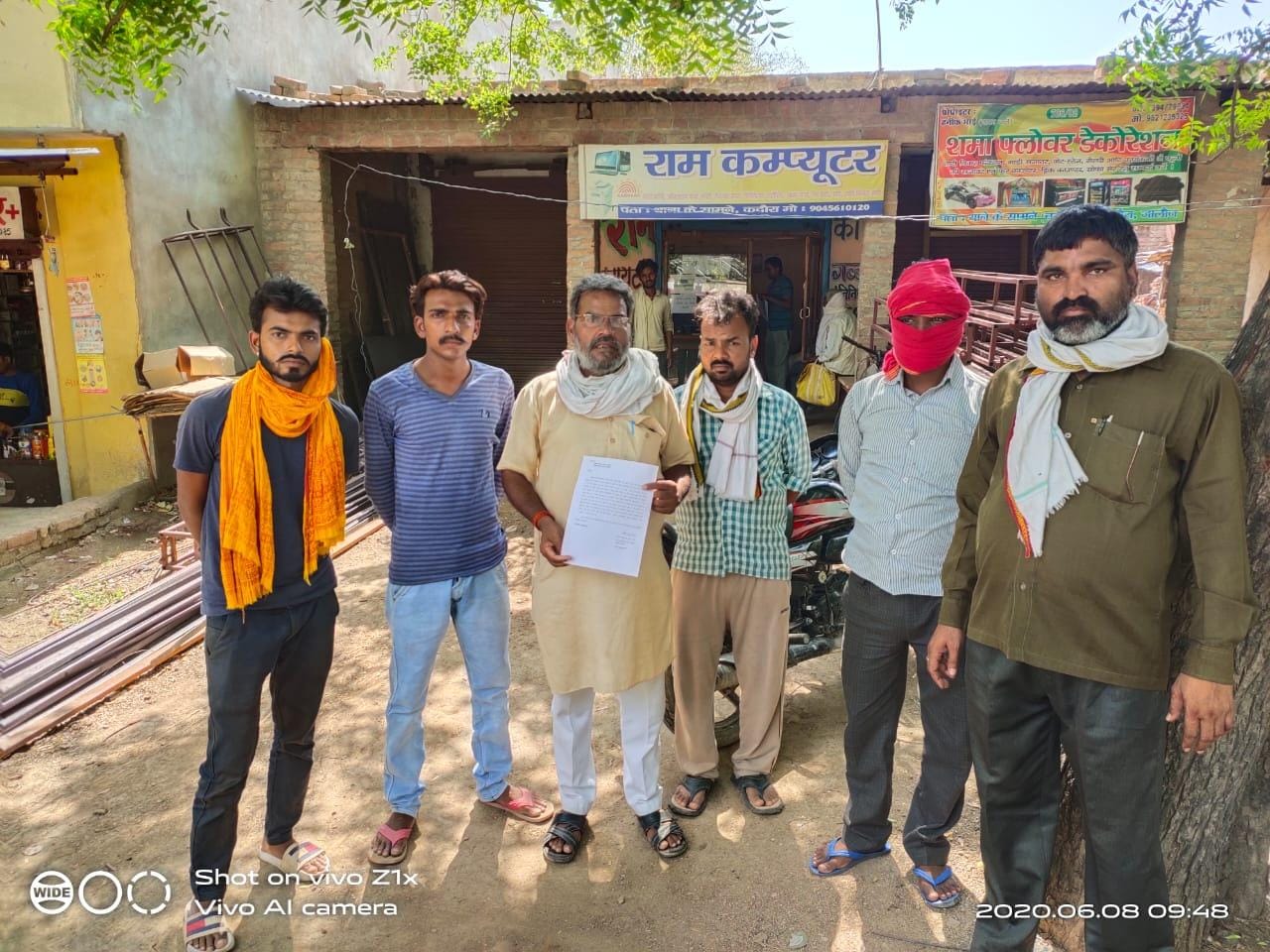 कदौरा थाने में तहरीर देने जाते मृतका के मायके पक्ष के लोग