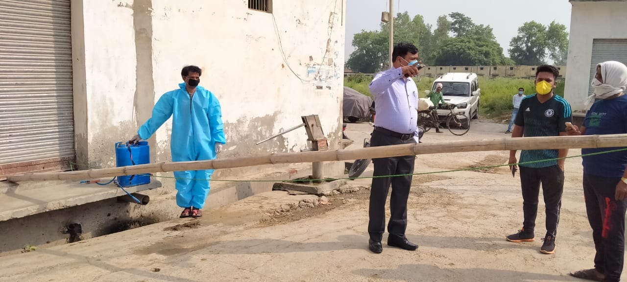 शेरकोट में मुहल्ले को सील कराते अधिकारी। शेरकोट में मुहल्ले को सील कराते अधिकारी।