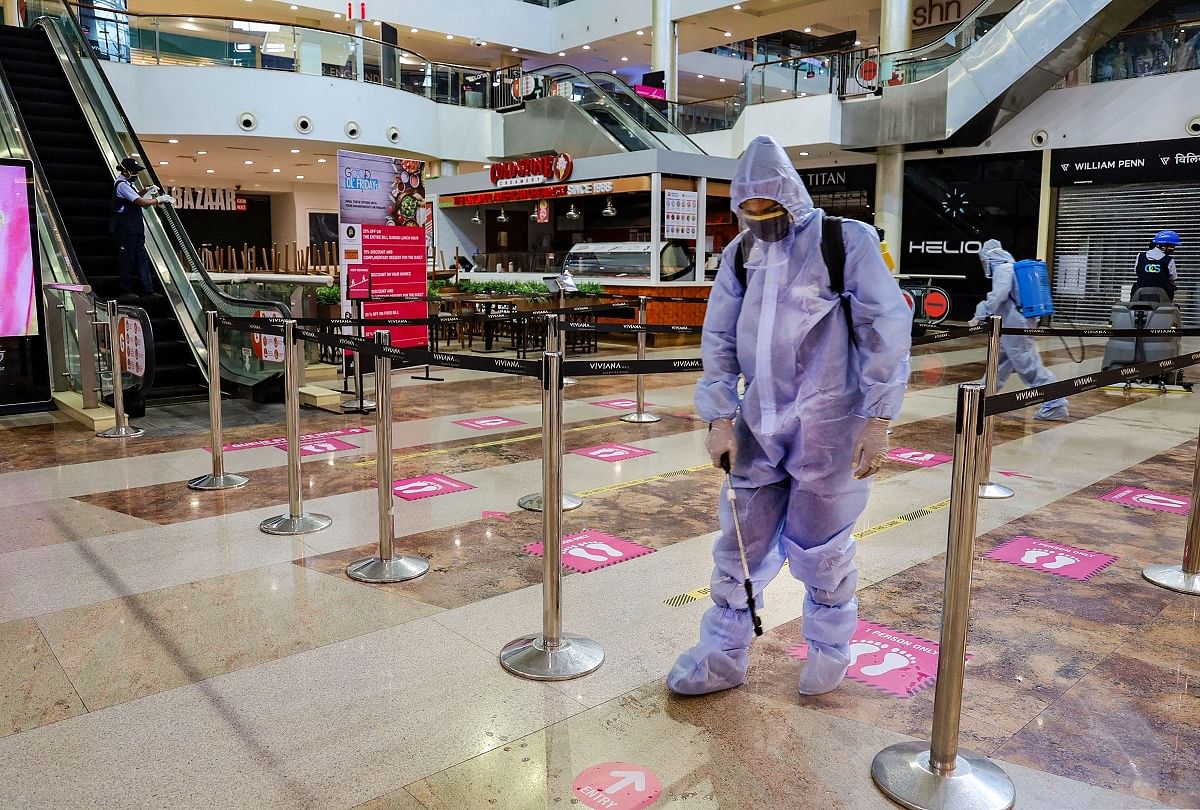 Shopping mall open