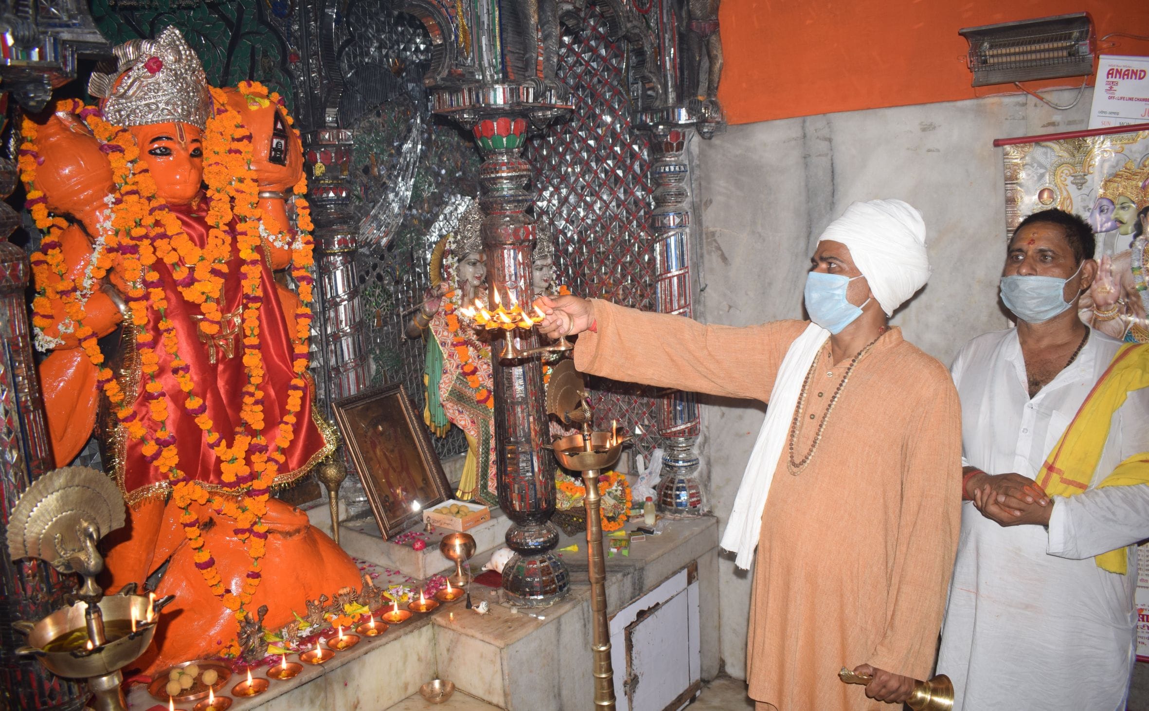 फोटो-2-खेतुई बाला जी मंदिर में आरती करते महंत। संवाद फोटो-2-खेतुई बाला जी मंदिर में आरती करते महंत। संवाद