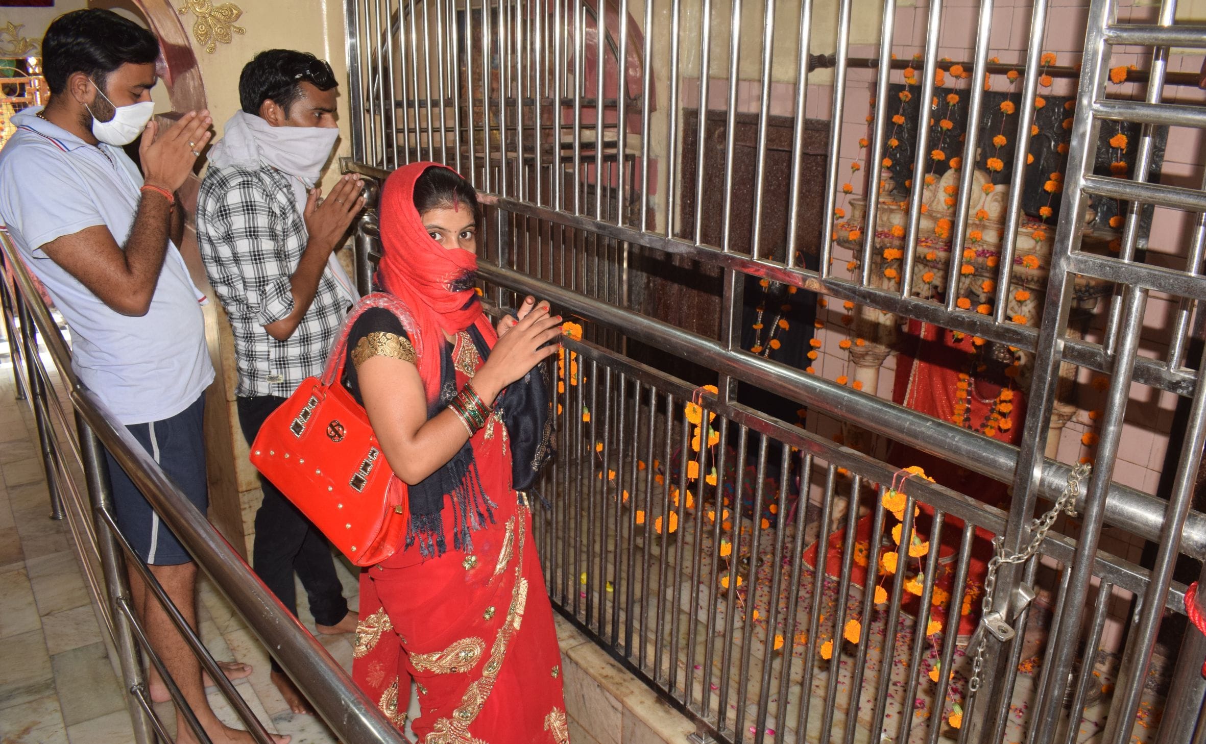 फोटो-4-बाबा मंदिर में दर्शन करते श्रद्धालु। संवाद फोटो-4-बाबा मंदिर में दर्शन करते श्रद्धालु। संवाद