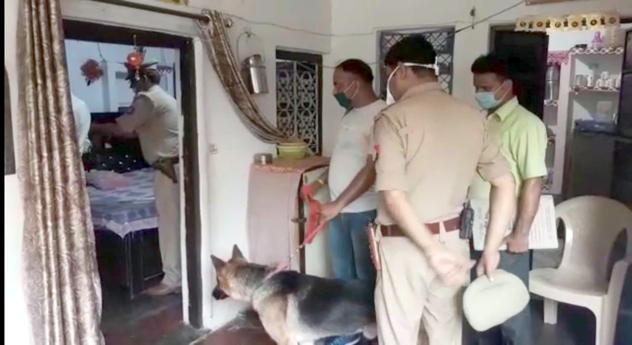 बिजनौर के मोहल्ला काजीपाड़ा में महिला की हत्या के बाद डॉग स्क्वायड से जांच करती पुलिस। बिजनौर के मोहल्ला काजीपाड़ा में महिला की हत्या के बाद डॉग स्क्वायड से जांच करती पुलिस।