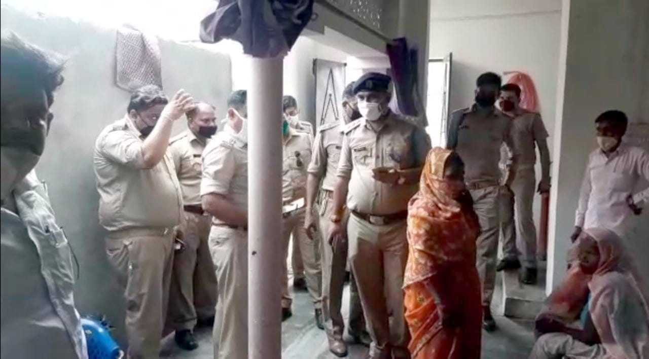 बिजनौर के मोहल्ला काजीपाड़ा में महिला की हत्या के बाद पूछताछ करती पुलिस। बिजनौर के मोहल्ला काजीपाड़ा में महिला की हत्या के बाद पूछताछ करती पुलिस।