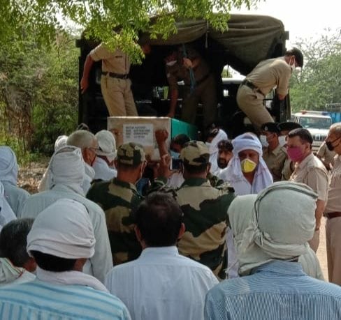 बीएसएफ जवान के शव को गाड़ी से उतारते ग्रामीण। बीएसएफ जवान के शव को गाड़ी से उतारते ग्रामीण।