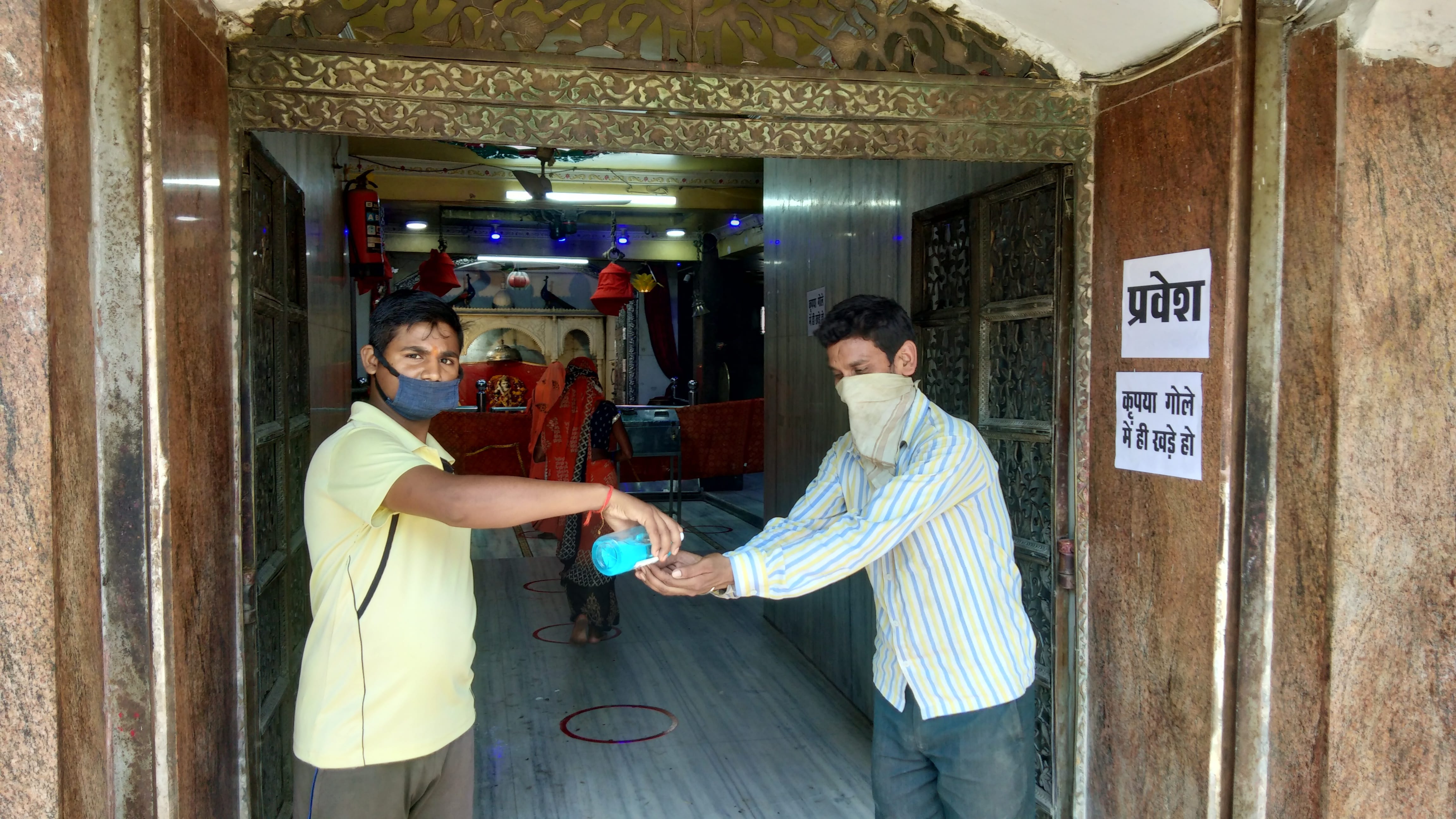 शहर के संकटा माता मंदिर में सैनिटाइजर कराते कर्मी शहर के संकटा माता मंदिर में सैनिटाइजर कराते कर्मी