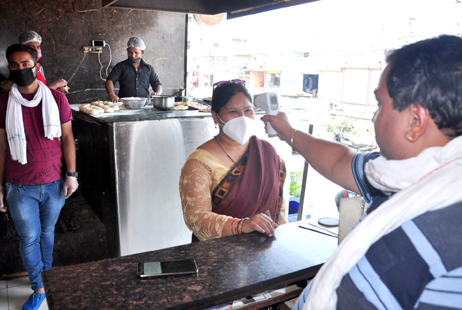 दालमंड़ी स्थित ढाबे पर ग्राहको की थर्मेज स्क्रीनिंग करते ढाबा संचालक दालमंड़ी स्थित ढाबे पर ग्राहको की थर्मेज स्क्रीनिंग करते ढाबा संचालक