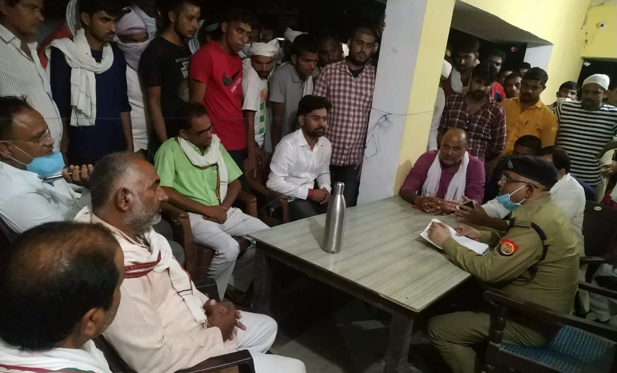 मारपीट में घायल की मौत के बाद बदलापुर थाने में आक्रोशित लोगों से वार्ता करते हुए एएसपी ग्रामीण सं मारपीट में घायल की मौत के बाद बदलापुर थाने में आक्रोशित लोगों से वार्ता करते हुए एएसपी ग्रामीण सं