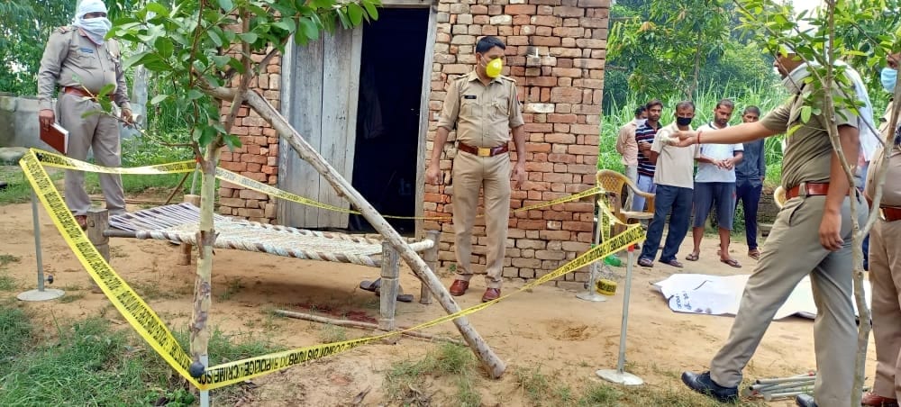 नौगांवा सादात के गांव कलामपुर में नौकर की हत्या के बाद घटनास्थल पर जांच पड़ताल करती पुलिस। नौगांवा सादात के गांव कलामपुर में नौकर की हत्या के बाद घटनास्थल पर जांच पड़ताल करती पुलिस।