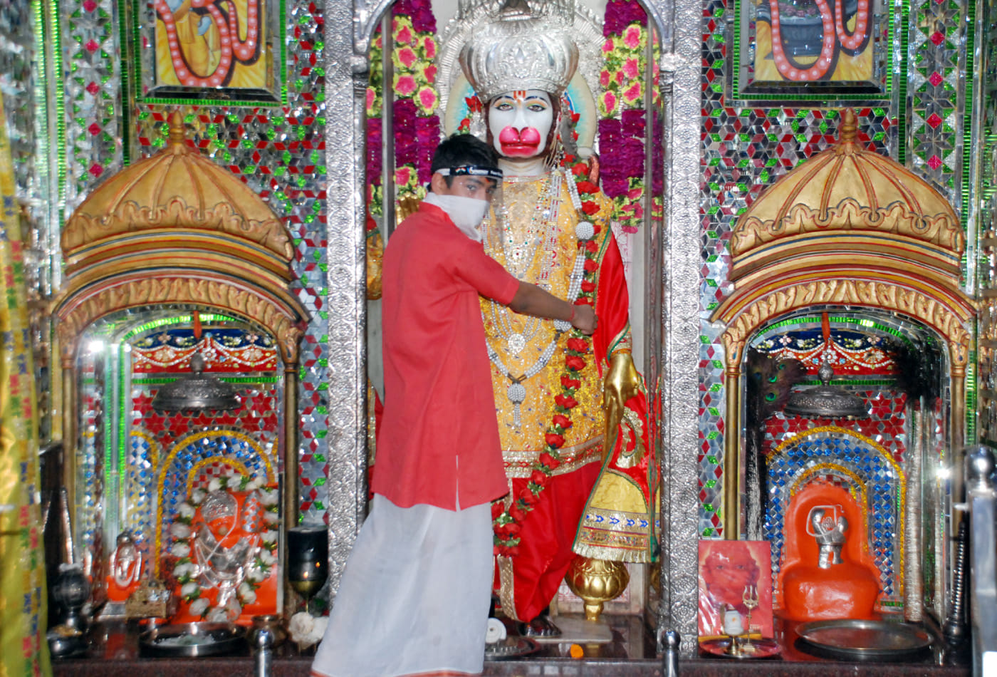 शामली हनुमान मंदिर मैं बाबा बजरंगबली का श्रृंगार करते पुजारी शामली हनुमान मंदिर मैं बाबा बजरंगबली का श्रृंगार करते पुजारी
