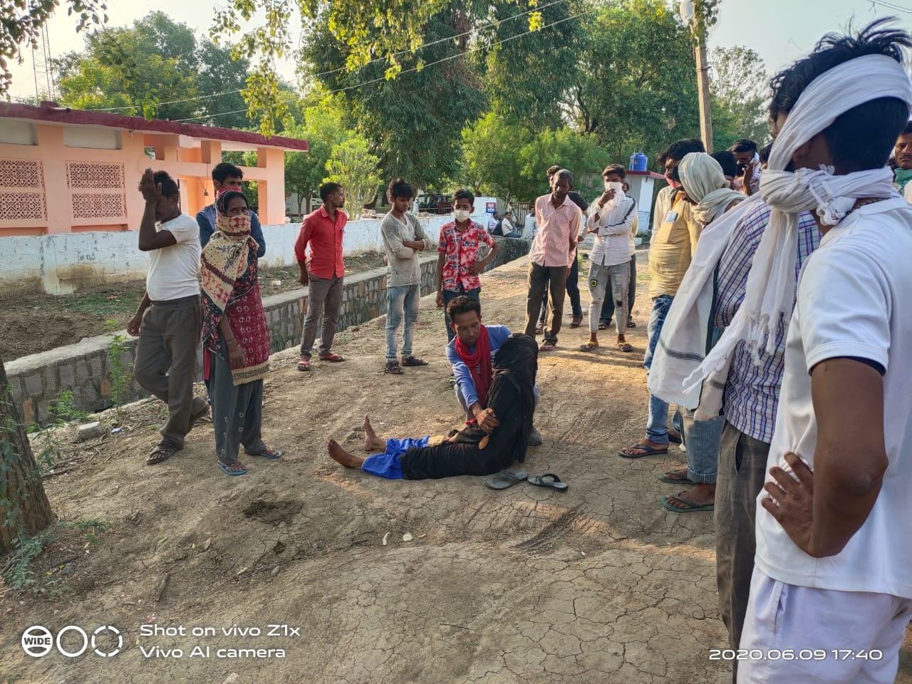 घटनास्थल पर रोती बिलखती मां घटनास्थल पर रोती बिलखती मां