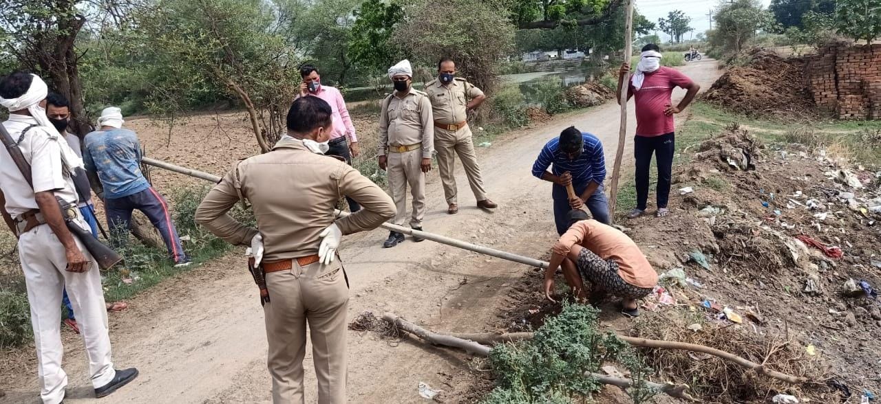 कोरोना संक्रमित महिला के मिलने पर बाबली गांव को सील करती कुठौंद पुलिस। कोरोना संक्रमित महिला के मिलने पर बाबली गांव को सील करती कुठौंद पुलिस।