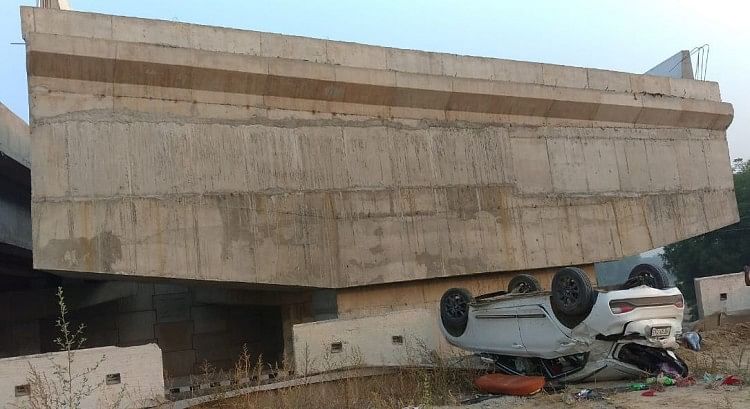 मेरठ: एनएच 235 पर निर्माणाधीन पुल से नीचे गिरी कार, दो लोग हो गए घायल
