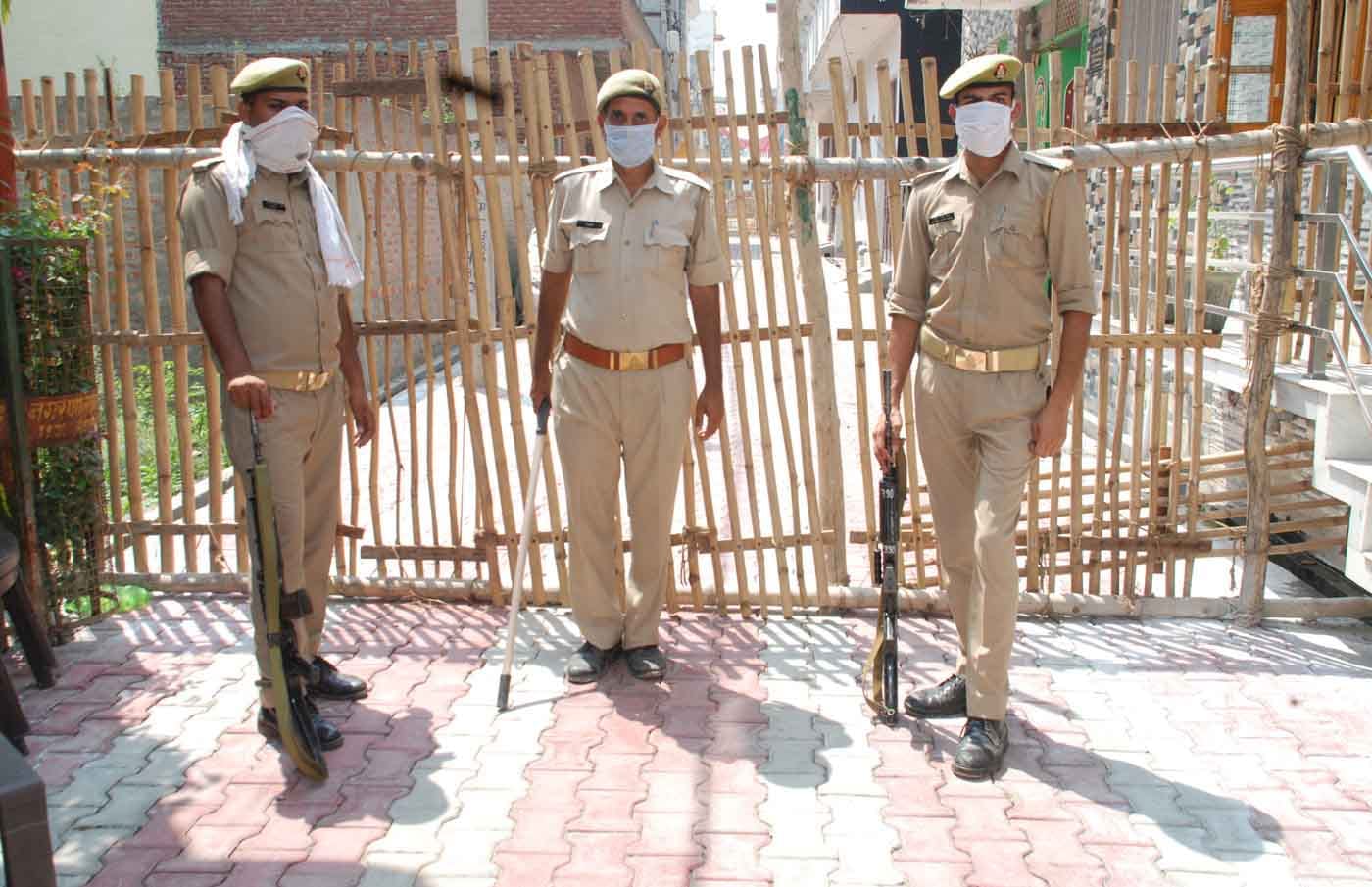 शामली के दयानंदनगर स्थित हॉट स्पॉट के बाहर तैनात पुलिसकर्मी। शामली के दयानंदनगर स्थित हॉट स्पॉट के बाहर तैनात पुलिसकर्मी।