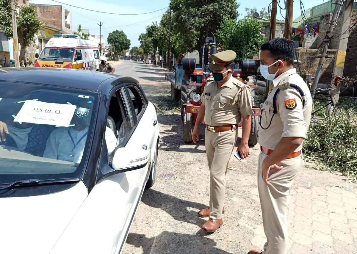 कांधला में वाहनों की चेंकिंग करते पुलिस अधीक्षक विनीत जयसवाल। कांधला में वाहनों की चेंकिंग करते पुलिस अधीक्षक विनीत जयसवाल।