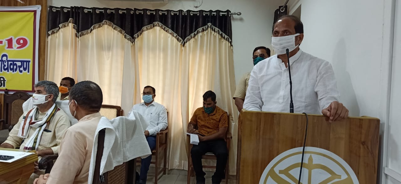 शामली कलेक्ट्रेट सभागार में आयोजित कार्यक्रम में बोलते गन्ना मंत्री सुरेश राणा शामली कलेक्ट्रेट सभागार में आयोजित कार्यक्रम में बोलते गन्ना मंत्री सुरेश राणा