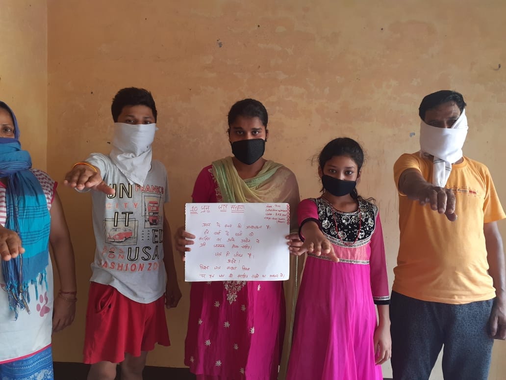 खेड़ीकरमू निवासी पिंकी जल संरक्षण की शपथ दिलाते हुए।