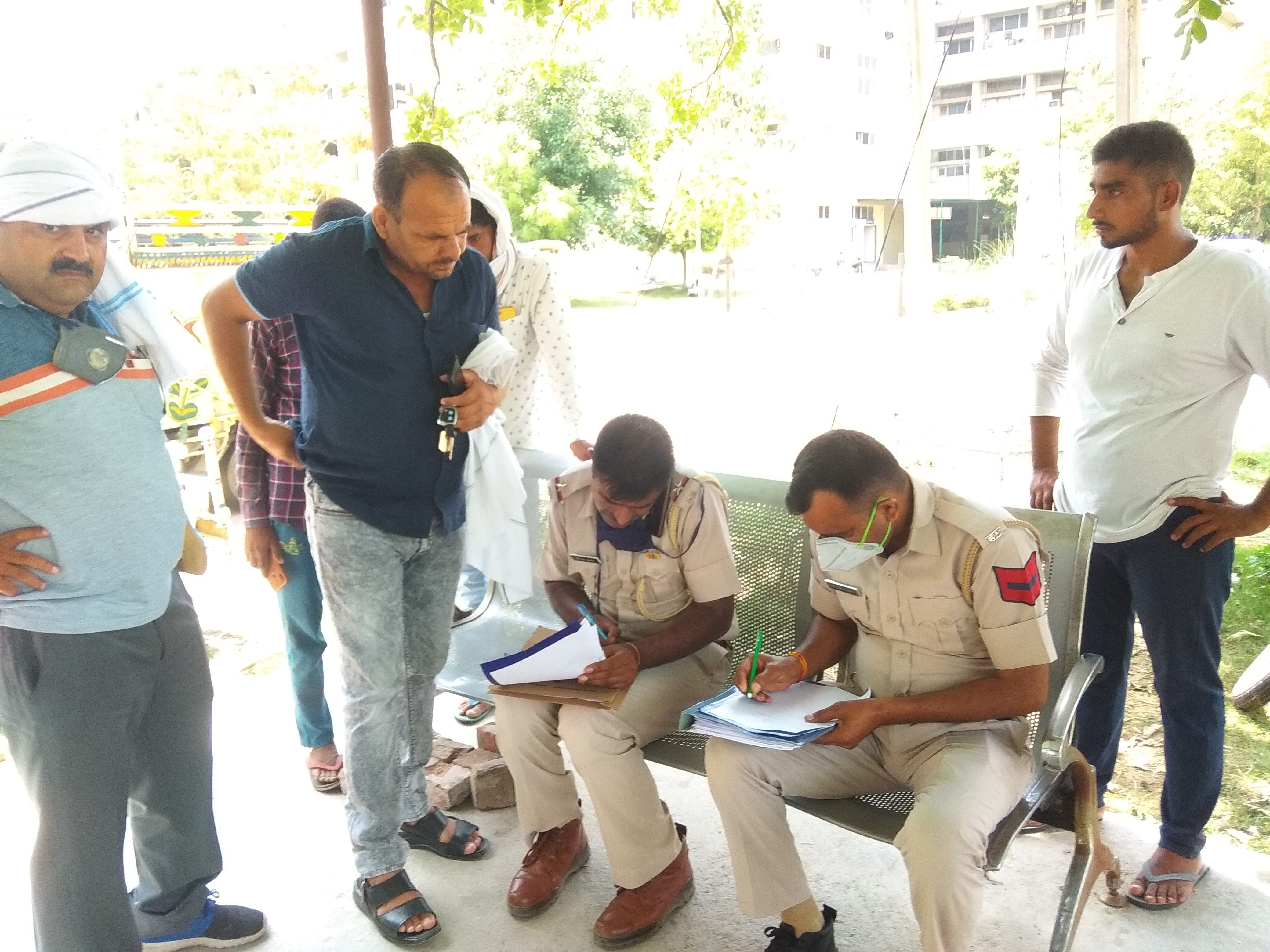 सामान्य अस्पताल में कार्रवाई करती पुलिस। सामान्य अस्पताल में कार्रवाई करती पुलिस।