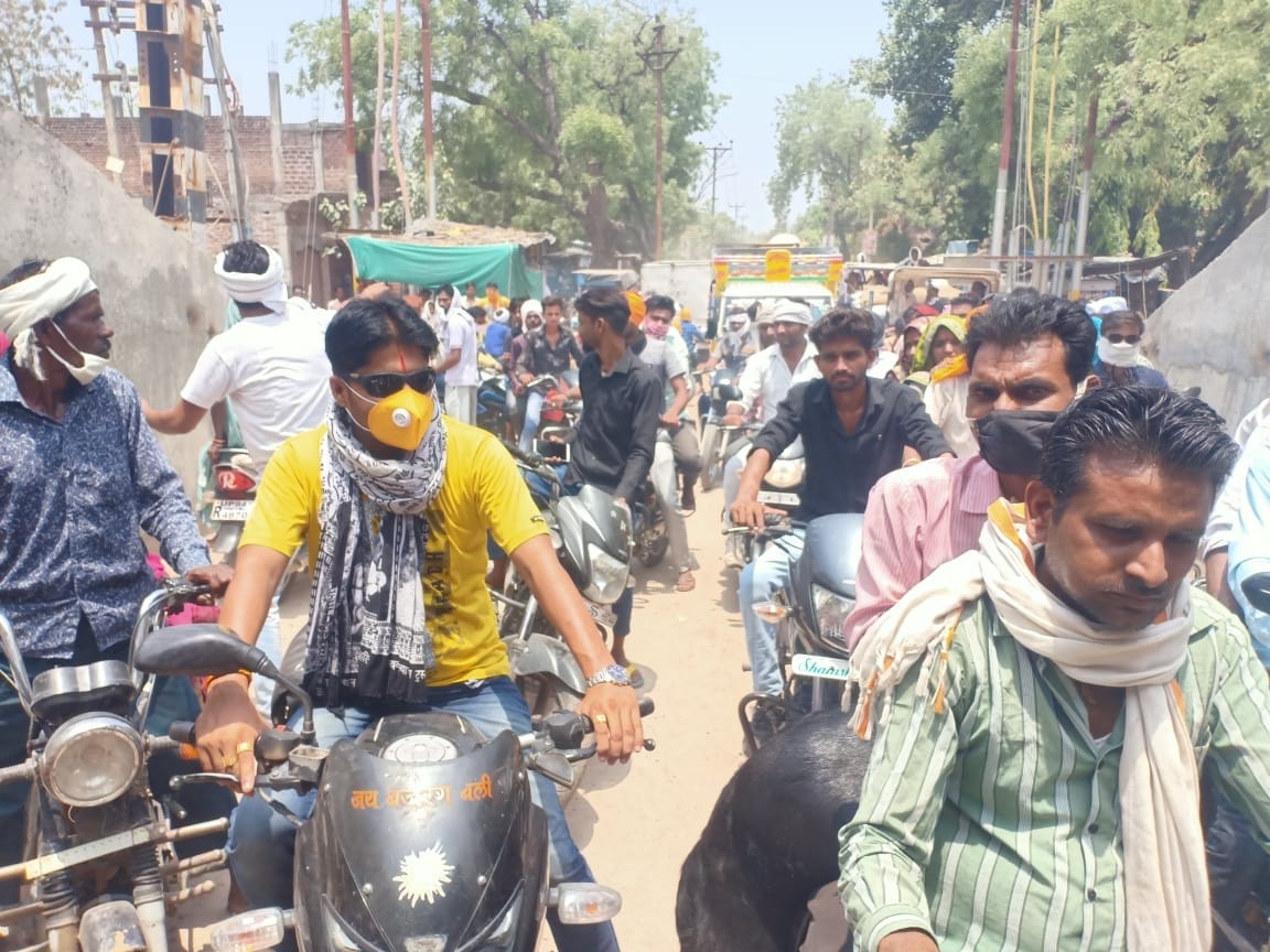 बुढ़वार रोड़ पर लगा जाम बुढ़वार रोड़ पर लगा जाम