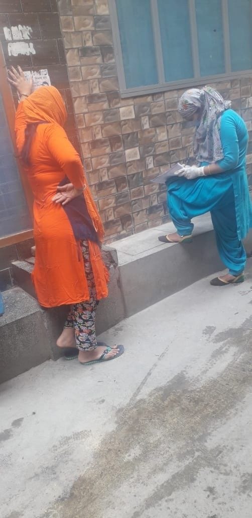 जींद शहर में एक महिला से उसके स्वास्थ्य के बारे में जानकारी लेती स्वास्थ्य कर्मी। जींद शहर में एक महिला से उसके स्वास्थ्य के बारे में जानकारी लेती स्वास्थ्य कर्मी।
