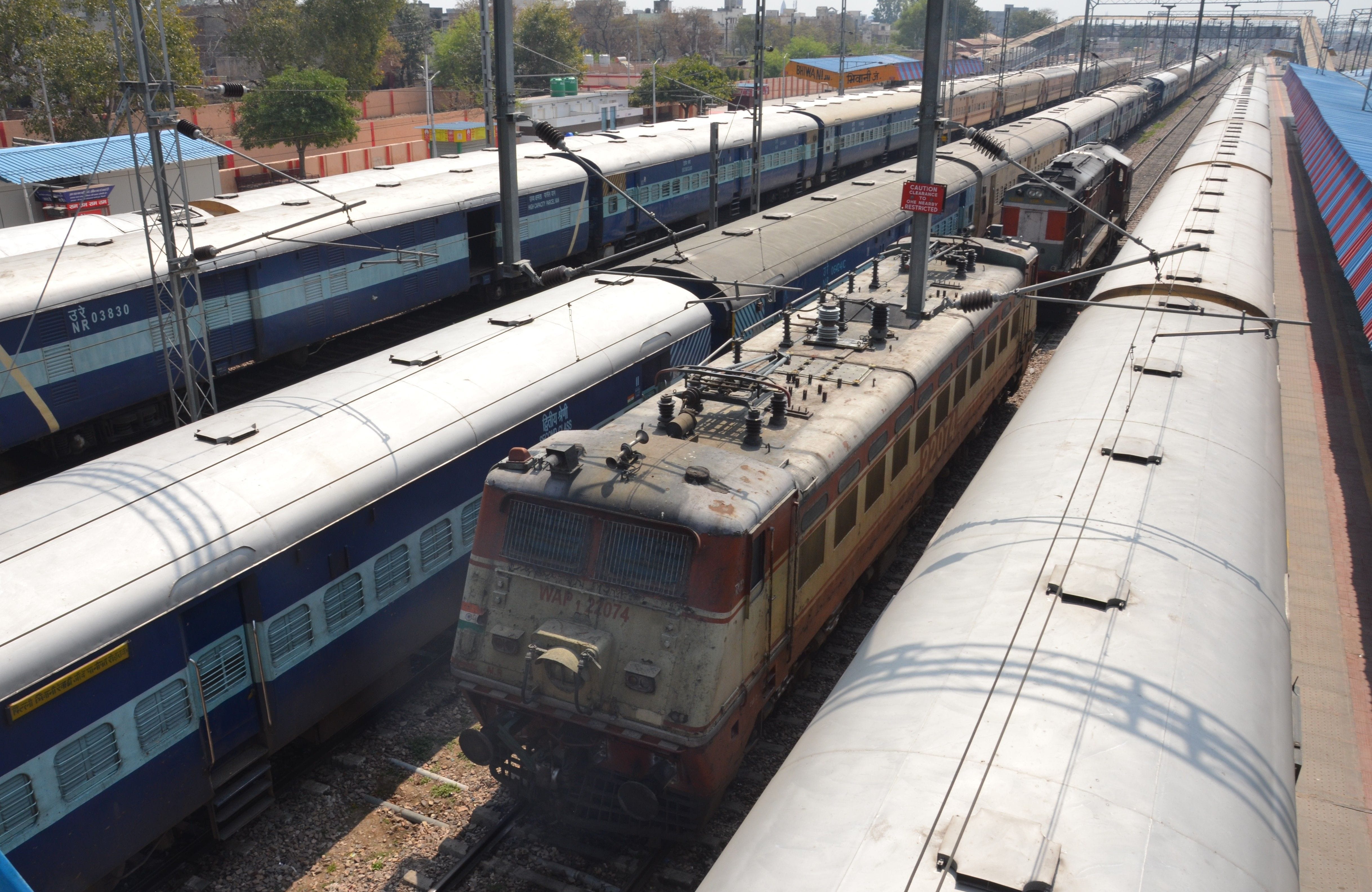 रेलवे स्टेशन पर खड़ीं ट्रेनें। रेलवे स्टेशन पर खड़ीं ट्रेनें।
