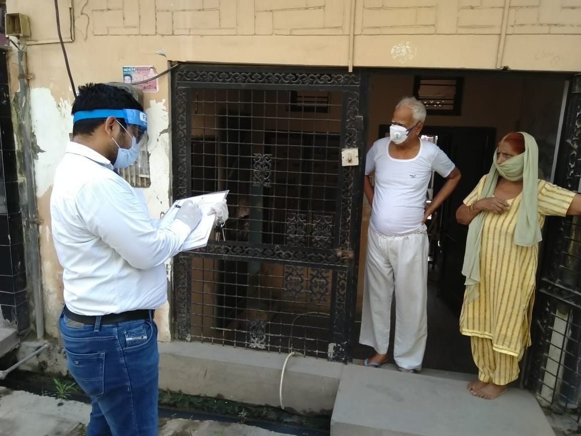 जींद शहर में लोगों के स्वास्थ्य का सर्वेक्षण करता स्वास्थ्य कर्मी। जींद शहर में लोगों के स्वास्थ्य का सर्वेक्षण करता स्वास्थ्य कर्मी।