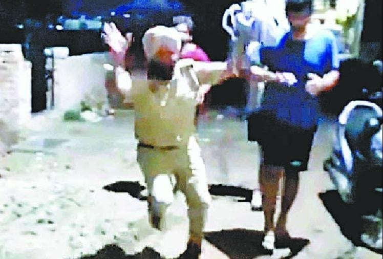 पुलिसकर्मी की वायरल तस्वीर।