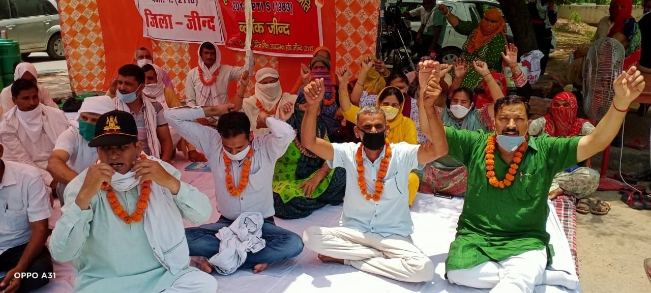 अपनी बहाली की मांग को लेकर अनशन पर बैठे हटाए गए शारीरिक शिक्षक। अपनी बहाली की मांग को लेकर अनशन पर बैठे हटाए गए शारीरिक शिक्षक।