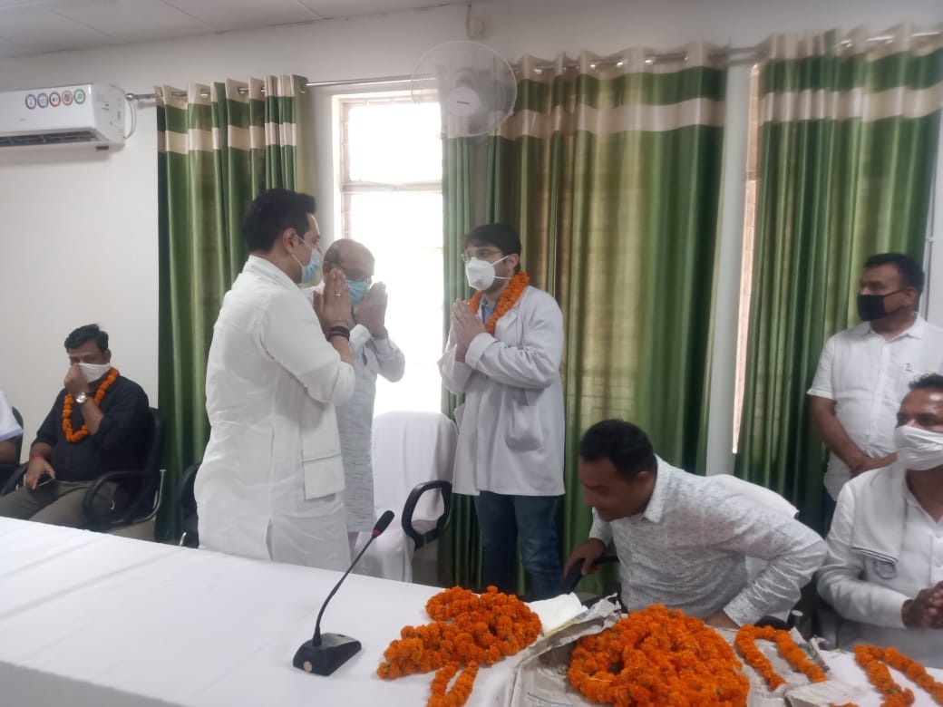 बेहट में डॉ नितिन का सम्मान करते पूर्व सांसद एवं जिलाध्यक्ष बेहट में डॉ नितिन का सम्मान करते पूर्व सांसद एवं जिलाध्यक्ष