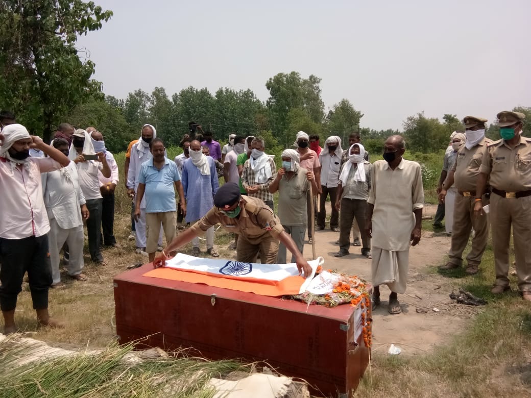 मृतक जवान को श्रद्वाजंलि देते सीमा सड़क संगठन के अधिकारी मृतक जवान को श्रद्वाजंलि देते सीमा सड़क संगठन के अधिकारी