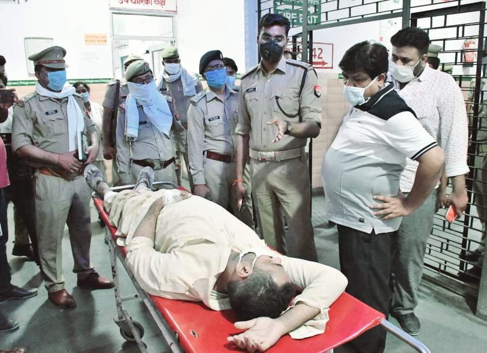 रामपुर जिला अस्पताल में घायल बदमाश को देखने पहुंचे एसपी शगुन गौतम।फोटो-संवाद न्यूज एजेंसी