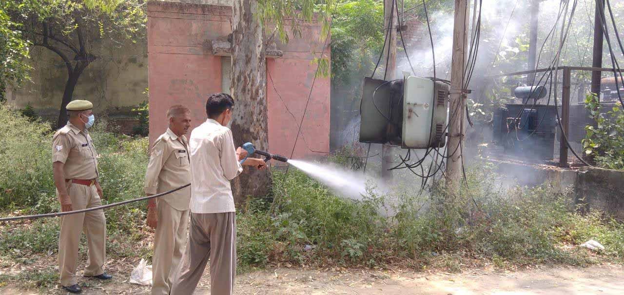 शामली सीएचसी स्थित ट्रांस्फार्मर में लगी आग को बुझाते दकमल कर्मचारी। शामली सीएचसी स्थित ट्रांस्फार्मर में लगी आग को बुझाते दकमल कर्मचारी।