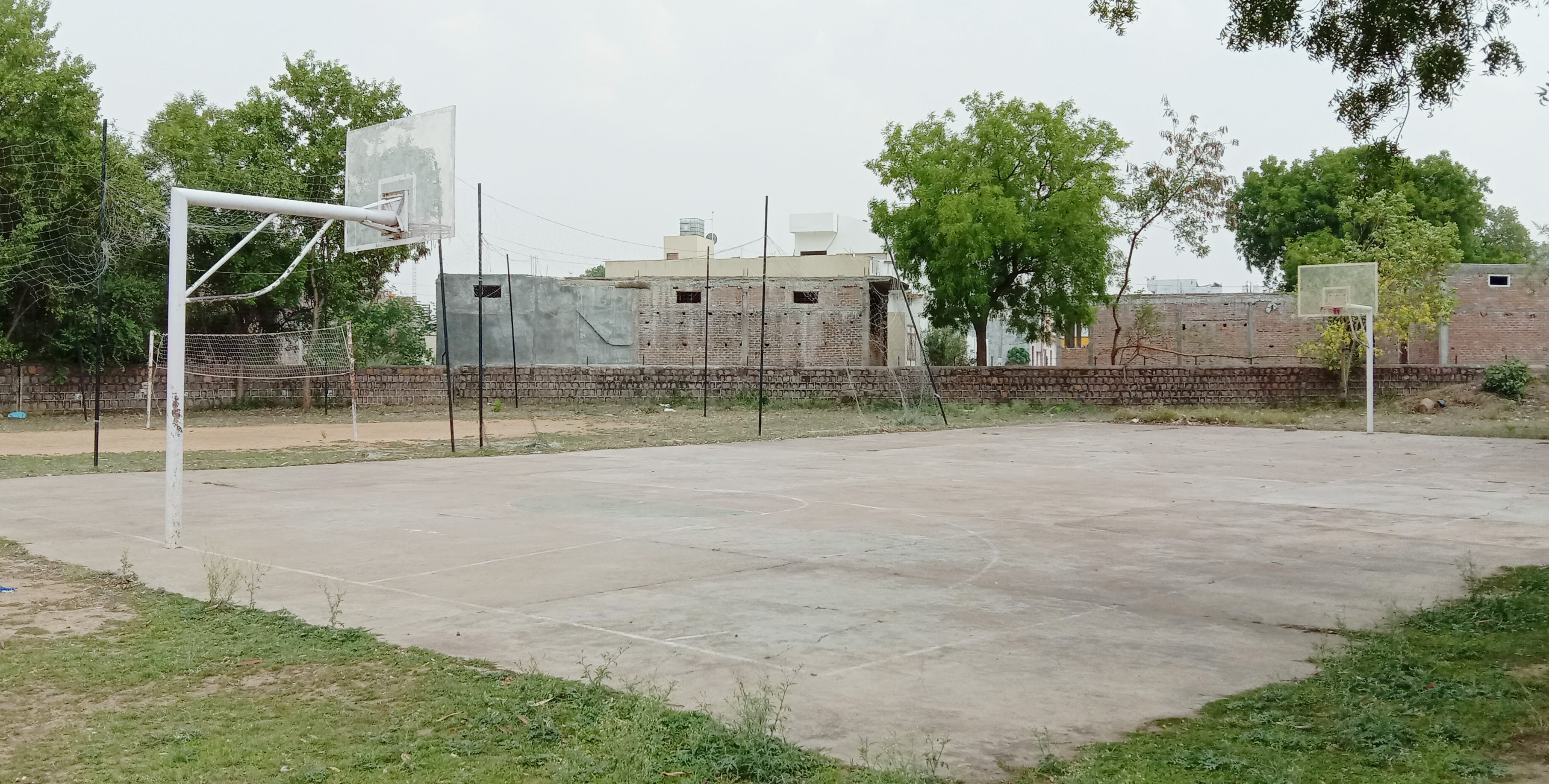 खिलाड़ियों के इंतजार में सूना पड़ा बास्केटबॉल स्टेडियम