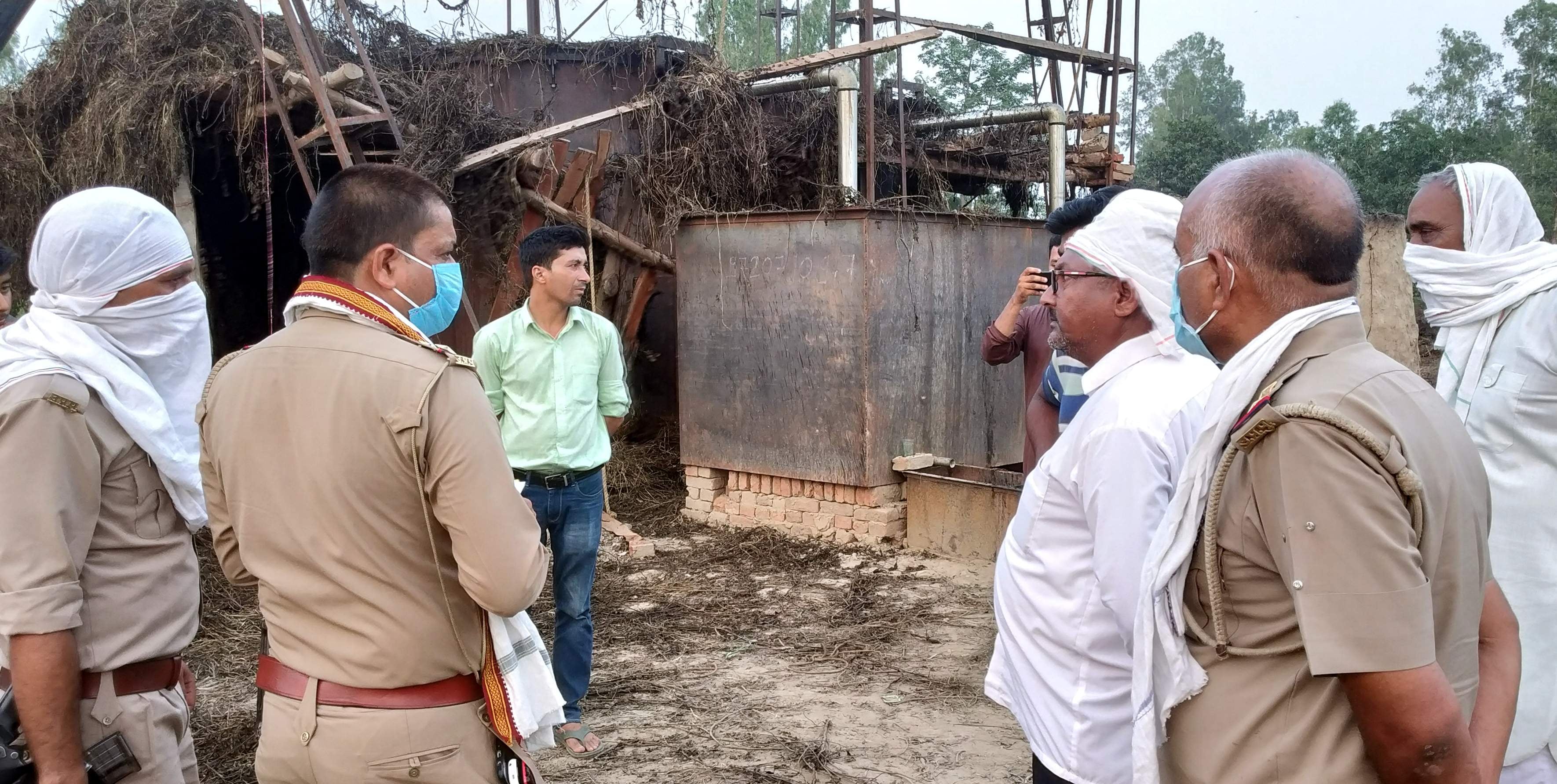 दढ़ियाल क्षेत्र के ग्राम सरकथल में मेंथा की टंकी फटने के बाद मुआयना करकती पुलिस।फोटो-संवाद न्यू? दढ़ियाल क्षेत्र के ग्राम सरकथल में मेंथा की टंकी फटने के बाद मुआयना करकती पुलिस।फोटो-संवाद न्यू?