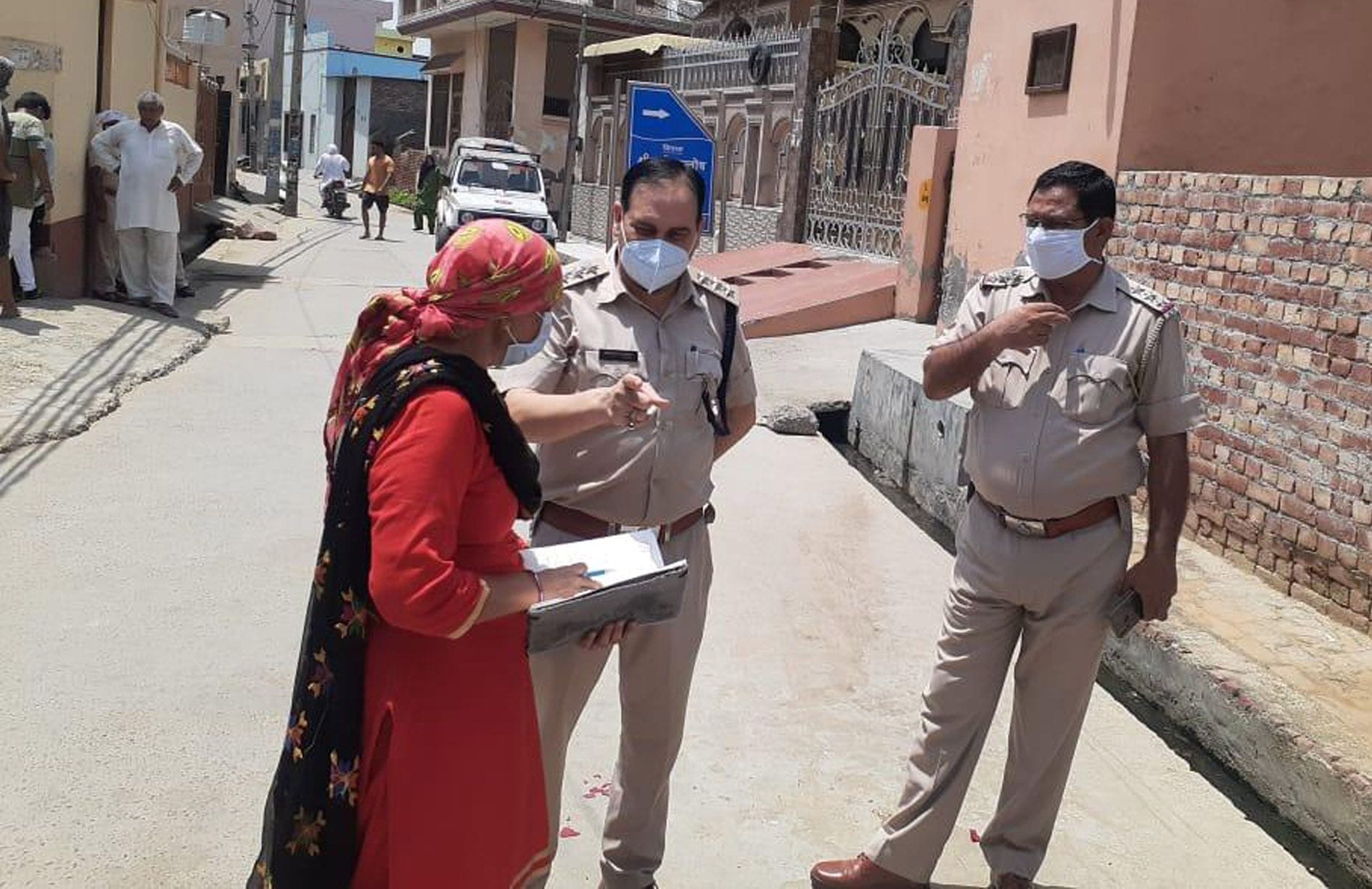 गोली चलने के बाद मौके पर जांच करती एफएसएल की टीम । गोली चलने के बाद मौके पर जांच करती एफएसएल की टीम ।