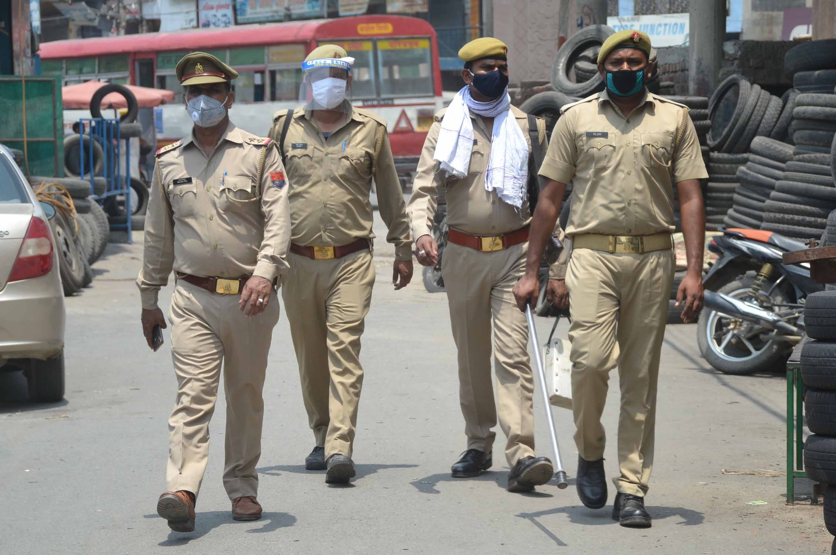 शामली के मौहल्ला अहमदनगर में जुमे की नमाज को लेकर गश्त करते पुलिसकर्मी। शामली के मौहल्ला अहमदनगर में जुमे की नमाज को लेकर गश्त करते पुलिसकर्मी।