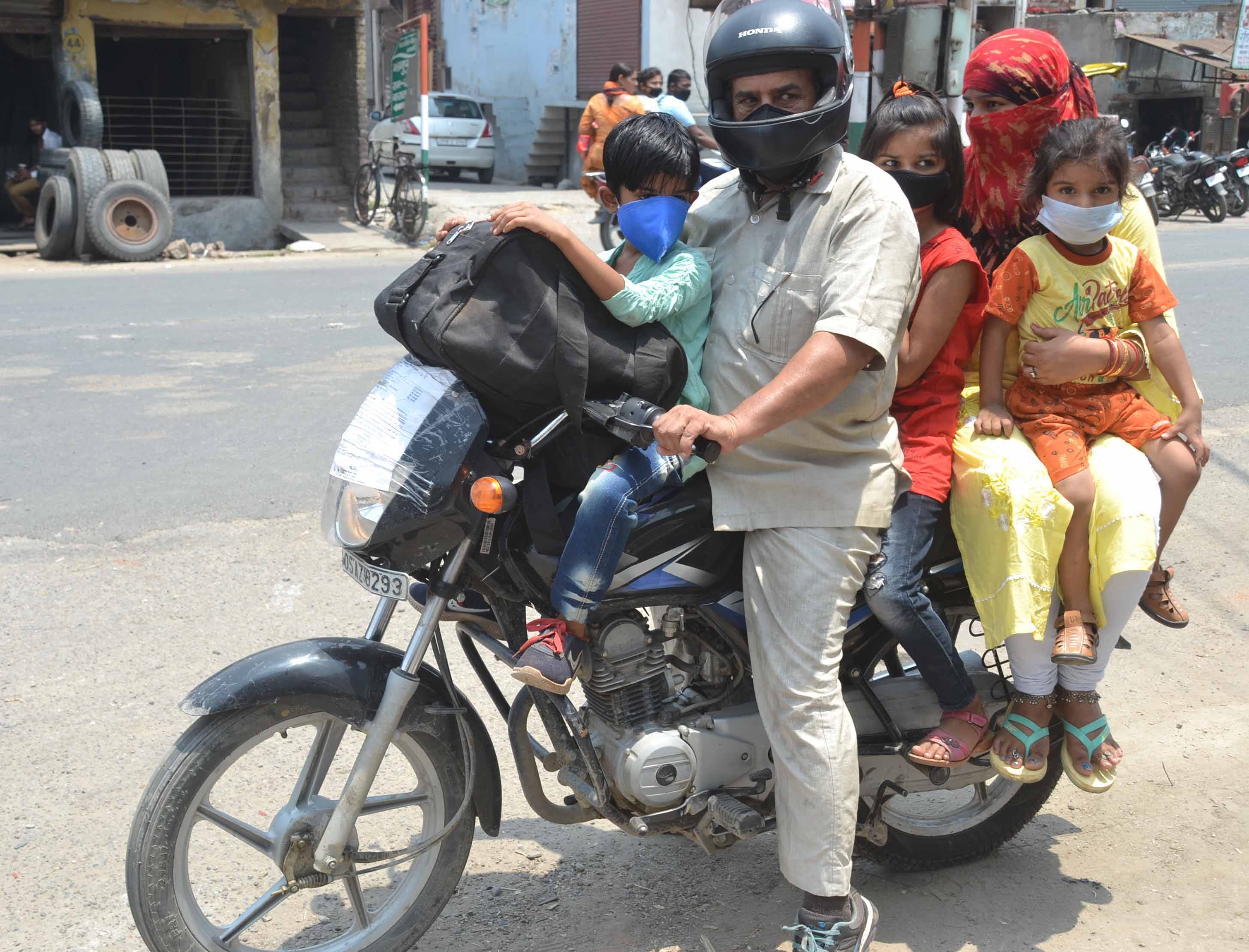 शामली के दिल्ली रोड पर तेज गर्मी में परिवार के साथ जाता बाईक सवार। शामली के दिल्ली रोड पर तेज गर्मी में परिवार के साथ जाता बाईक सवार।