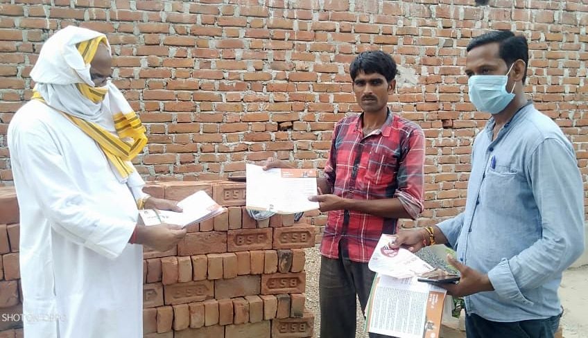 फोटो-22- कराही में संपर्क अभियान के दौरान पत्रक देते निवर्तमान जिलाध्यक्ष श्रीकृष्ण शास्त्री। सं?