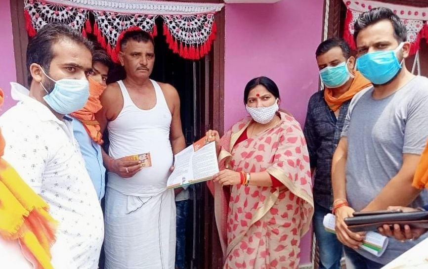फोटो-23- शाहाबाद में संपर्क करतीं विधायक रजनी तिवारी। संवाद