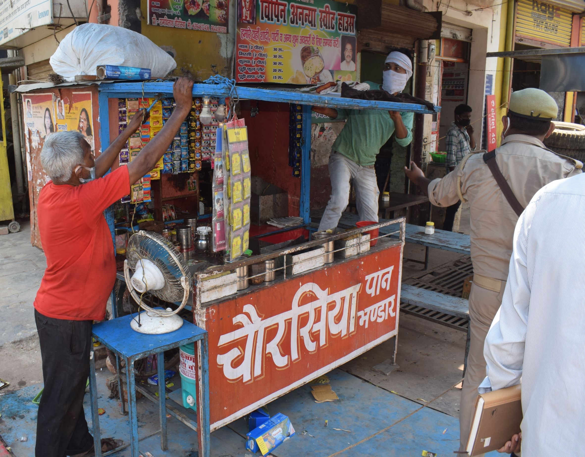 फोटो-6-लखनऊ चुंगी पर अतिक्रमण अभियान के दौरान पान की दुकान समेटता दुकानदार। संवाद फोटो-6-लखनऊ चुंगी पर अतिक्रमण अभियान के दौरान पान की दुकान समेटता दुकानदार। संवाद