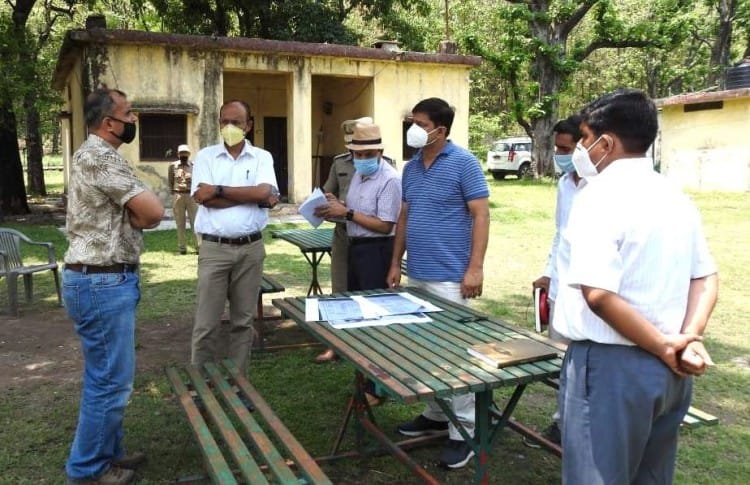 कोटद्वार के कण्वाश्रम में रेस्क्यू सेंटर निर्माण को लेकर अधिकारियों से वार्ता करते प्रमुख वन सं