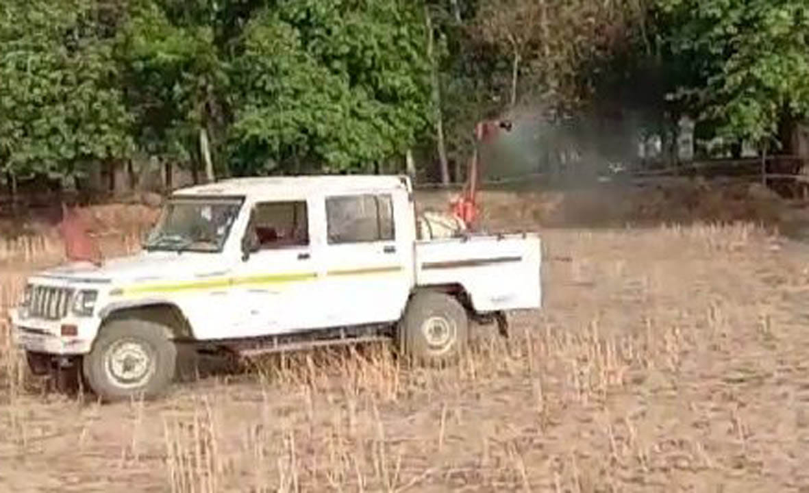 कीटनाशक का छिड़काव करते। कीटनाशक का छिड़काव करते।