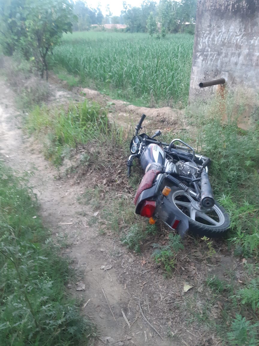 बेहट क्षेत्र में मुठभेड़ के बाद जंगल में पड़ी बदमाशों की बाइक बेहट क्षेत्र में मुठभेड़ के बाद जंगल में पड़ी बदमाशों की बाइक